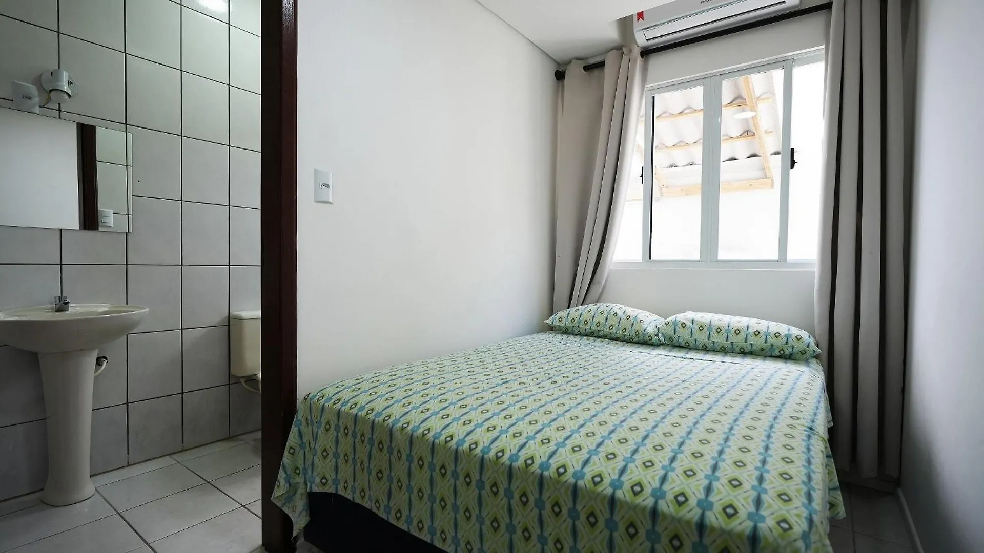 Residencial Adolfo - Mestre Naro Bombinhas Lägenhet