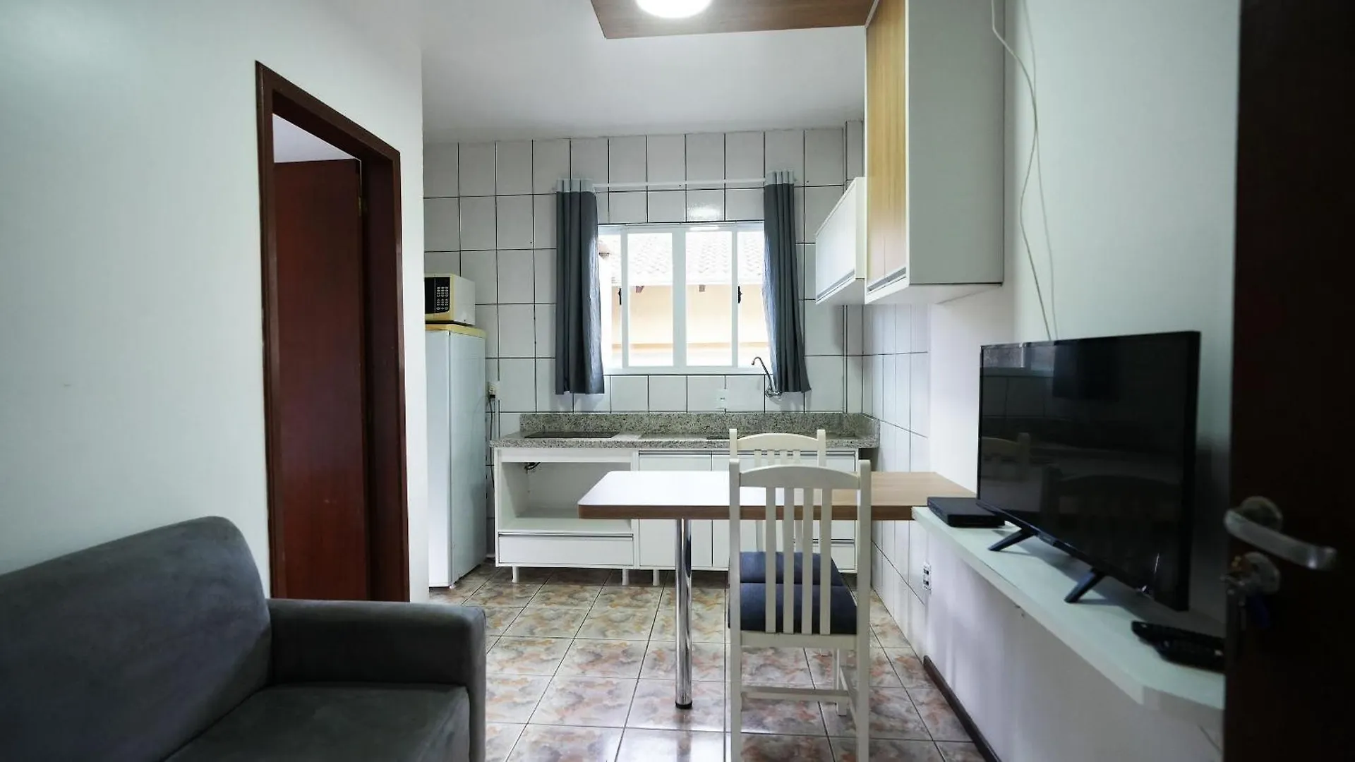 Residencial Adolfo - Mestre Naro Bombinhas 0*,